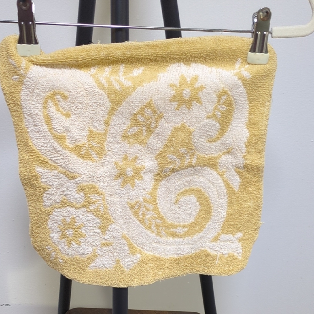 Fieldcrest Yellow and White Washโ Cloth